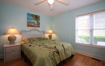 Kick-N-Back Lower Apartment 9