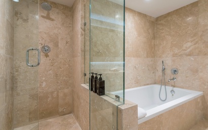 1 Hotel & Homes 915 5