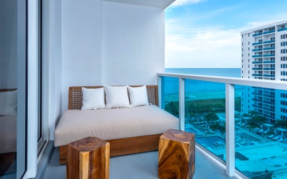 1 Hotel & Homes 1106