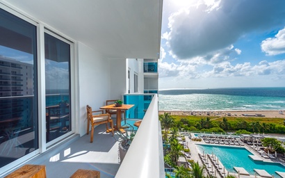 1 Hotel & Homes 1408 5