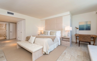 1 Hotel & Homes 915 6
