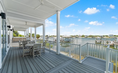 Yacht Harbor House 6