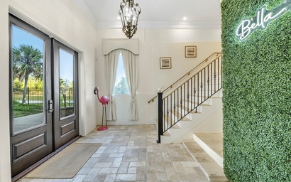 Bella Villa Waterfront Suite 6