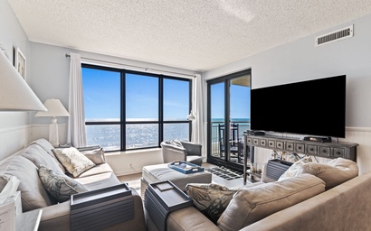 Direct Oceanfront Ocean Drive- Indoor Pool- Slps 8