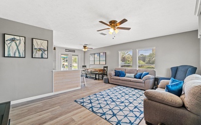 Sunny Daze Cottage - Three Bedroom - Short Walk to the Beach! 4