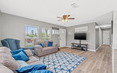 Sunny Daze Cottage - Three Bedroom - Short Walk to the Beach! 2