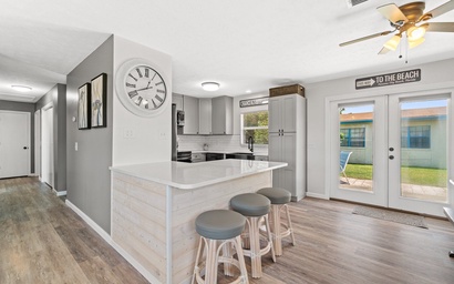 Sunny Daze Cottage - Three Bedroom - Short Walk to the Beach! 5