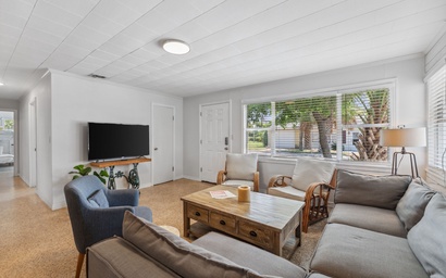 Summer Haven - Three Bdrm - Steps to the Beach! 5