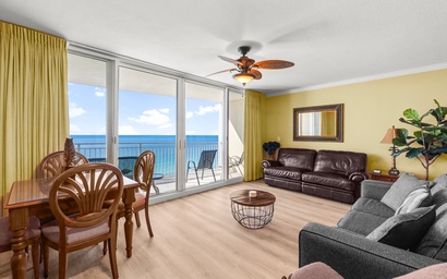 Emerald Beach Resort 1834 - On the 'Main Strip' - Beachfront! 2