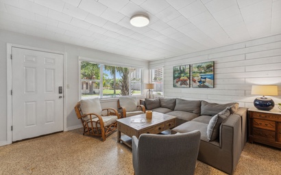 Summer Haven - Three Bdrm - Steps to the Beach!