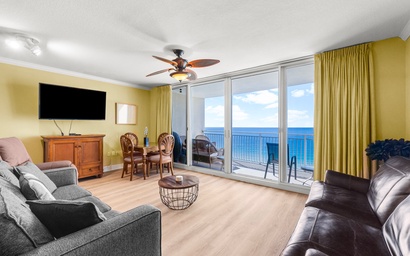 Emerald Beach Resort 1834 - On the 'Main Strip' - Beachfront!