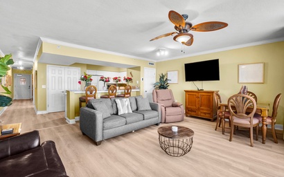 Emerald Beach Resort 1834 - On the 'Main Strip' - Beachfront! 4