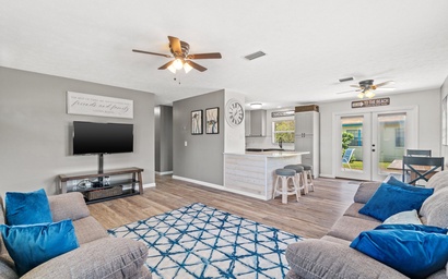 Sunny Daze Cottage - Three Bedroom - Short Walk to the Beach!