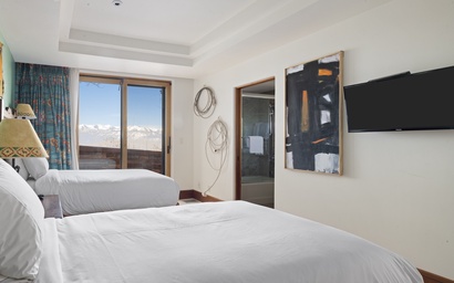 Mountain View Escape 33