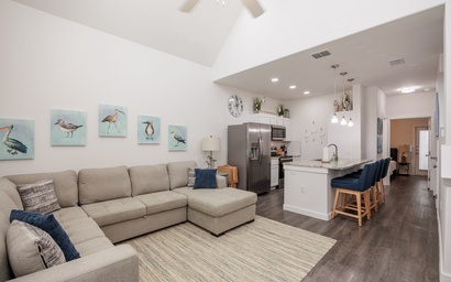 Smugglers Cove - The Feathered Charm TSPC904 2