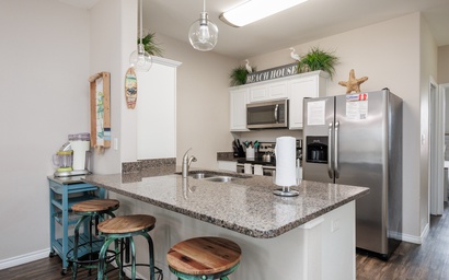 Village by the Beach - Beacons P921 3