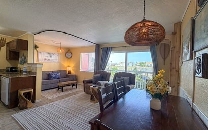 Hummingbird Retreat CMH105