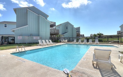 Artist's Beach House LC7 2
