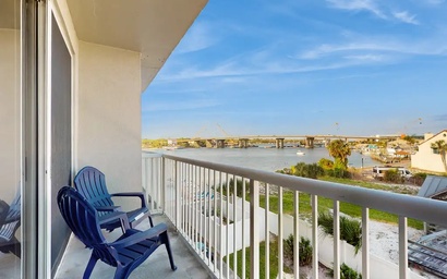Palm Court Yacht Club 312B - Live Salty