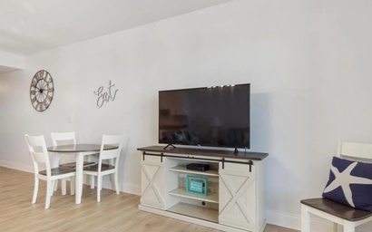 Laketown Wharf 318 8