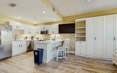 Palm Court Yacht Club 312A - Studio by the Sea 8