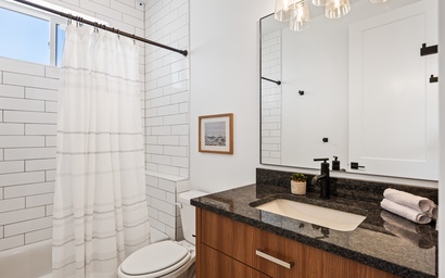 The Sapphire Blanc 43