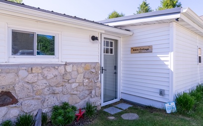 Little White Cottage on the Lake 6