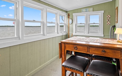 Sunset Shores - Water's Edge Cottage #2 6