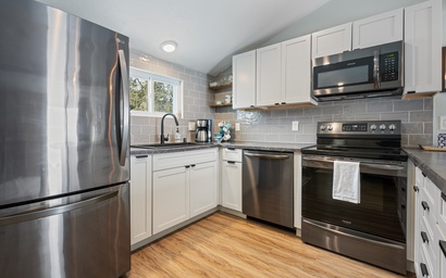 Little White Cottage on the Lake 7