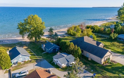 Little White Cottage on the Lake 4