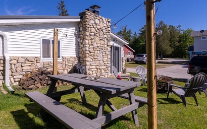 Little White Cottage on the Lake 2