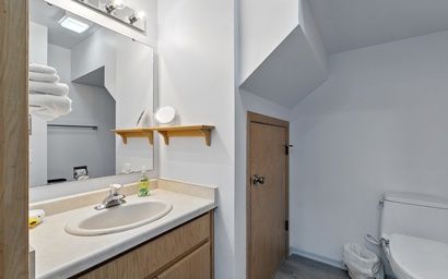 Hilltop Hideaway (Unit B-5) 9