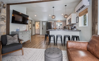 Little White Cottage on the Lake 3