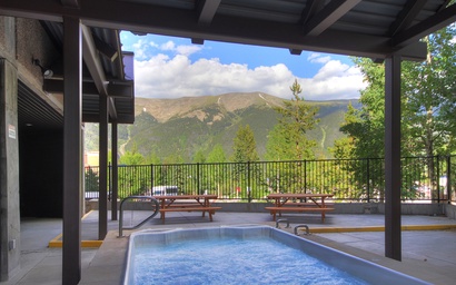 MP506H Mountain Plaza Hotel Room Hot Tub 2