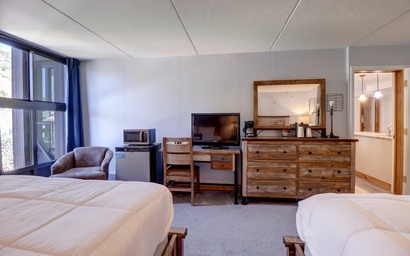 MP506H Mountain Plaza Hotel Room Hot Tub 3