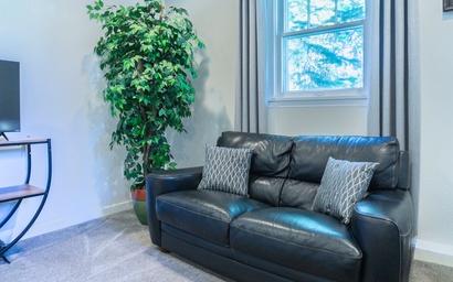 Entire Guest Suite in Lakewood (Front Unit) 4