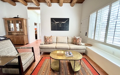 East Alameda Casa: Walk to Plaza & Canyon Rd | 2BR Condo w/ Patio
