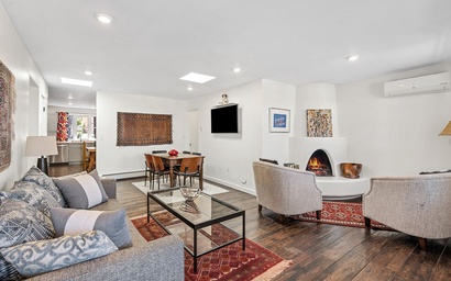 Palace of the Sleeping Dog – Tres: 3 bedroom, 3 bath Townhome • Walk to Plaza • A/C • Pet Friendly
