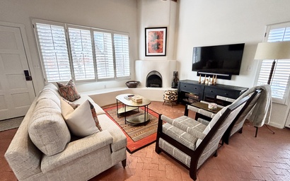 East Alameda Casa: Walk to Plaza & Canyon Rd | 2BR Condo w/ Patio 4
