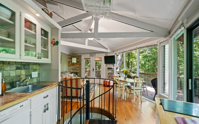 Treetopper Knoll Chalet