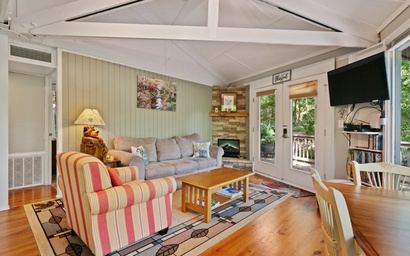 Treetopper Knoll Chalet 11