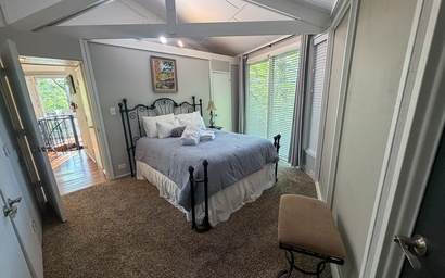 Treetopper Knoll Chalet 9