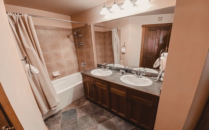 Red Hawk Lodge 2222 12