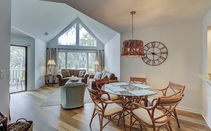 Colonnade Club 198 4