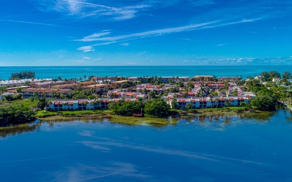 Anna Maria Island Runaway Tropical Dream-One Minute Walk To The Beach-Heated Pool