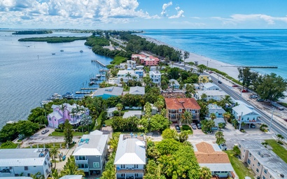 Cottage Haven-One Minute Walk To The Beach-Private Yards-Keyless Locks