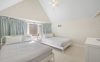 Putters Pool House 22