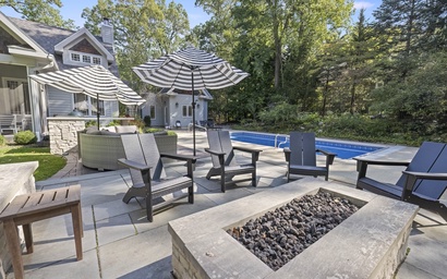 Putters Pool House 38