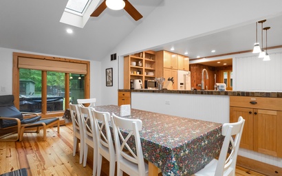 Two Oaks Cabin Retreat 9