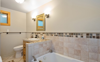 Two Oaks Cabin Retreat 18